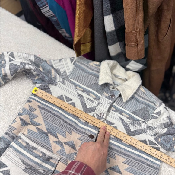 Wrangler RN 130273 Sherpa-Lined Aztec Print Jacket - Gray & Cream, size medium - Picture 5 of 6